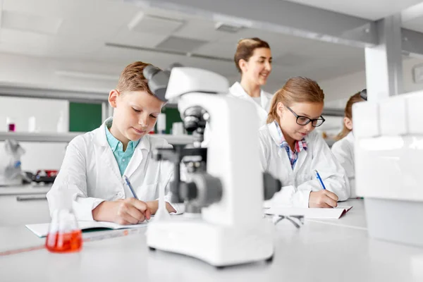 Enseignant et étudiants en chimie à l'école — Photo