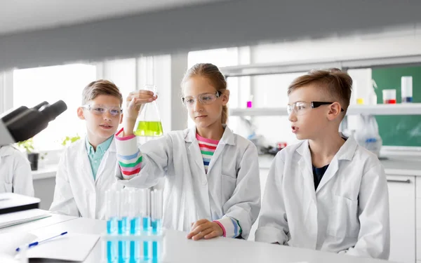 Дети с пробирками изучают химию в школе — стоковое фото