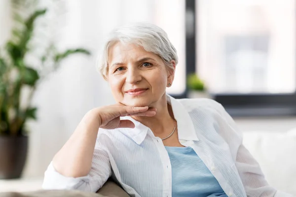 Porträtt av lycklig äldre kvinna hemma — Stockfoto