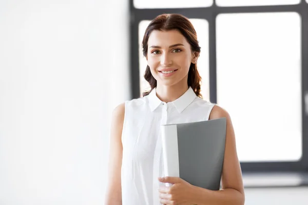 Mujer de negocios o agente inmobiliario con carpeta en la oficina — Foto de Stock