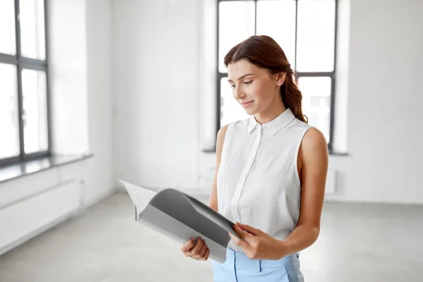 Geschäftsfrau oder Maklerin mit Ordner im Büro — Stockfoto