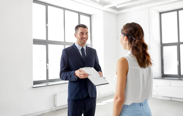 Agente inmobiliario que muestre el documento de contrato al cliente — Foto de Stock