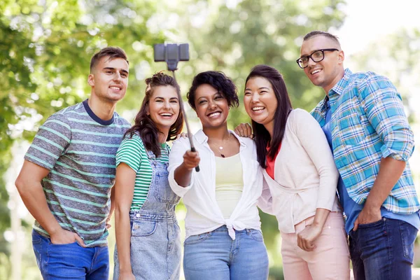 Amigos internacionales tomando selfie en el parque —  Fotos de Stock