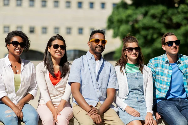 Grupo de amigos felices en gafas de sol en la ciudad — Foto de Stock