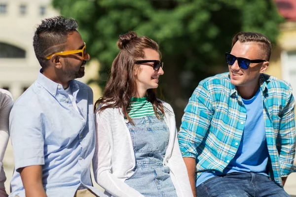 Група щасливих друзів в сонцезахисних окулярах в місті — стокове фото