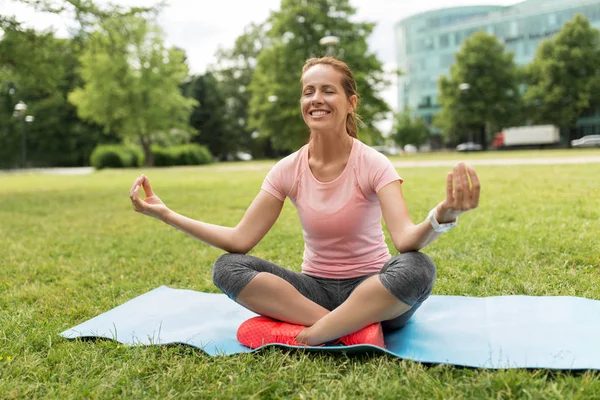Szczęśliwa kobieta medytacji w lato park — Zdjęcie stockowe
