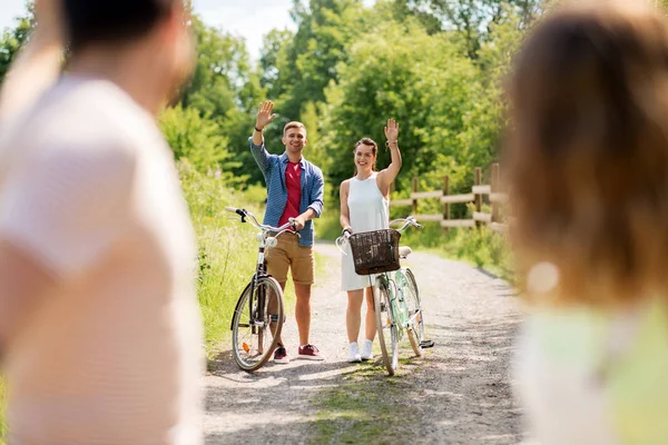 Amigos felizes com bicicletas de engrenagem fixa no verão — Fotografia de Stock