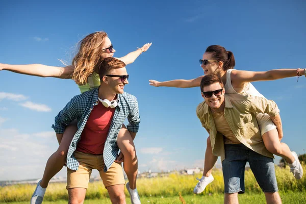 Счастливые друзья-подростки, развлекающиеся летом — стоковое фото