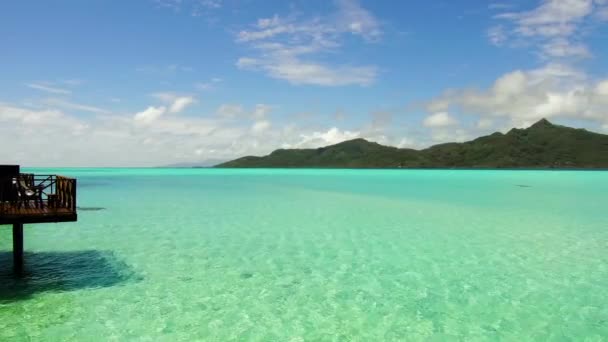 Laguna en la playa tropical en la polinesia francesa — Vídeo de stock