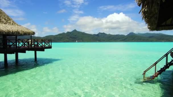 Bungalow huts i havet på tropical resort beach — Stockvideo