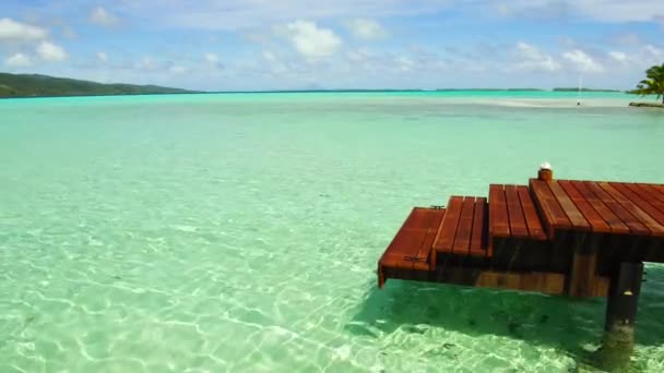 Pier in zee op tropisch strand in Frans-Polynesië — Stockvideo