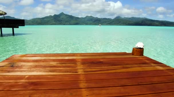 Pier in zee op tropisch strand in Frans-Polynesië — Stockvideo