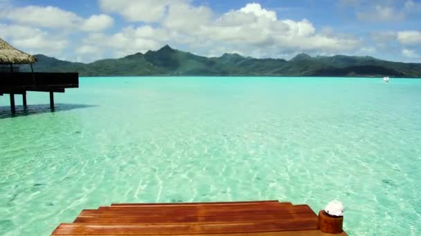 Molo v moři na tropické pláži ve Francouzské Polynésii — Stock video