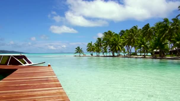 Barco en muelle en la playa tropical en la polinesia francesa — Vídeos de Stock