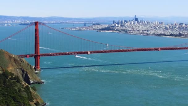 View of golden gate bridge over San francisco bay — стоковое видео