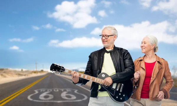 Starší pár s elektrickou kytaru přes route 66 — Stock fotografie