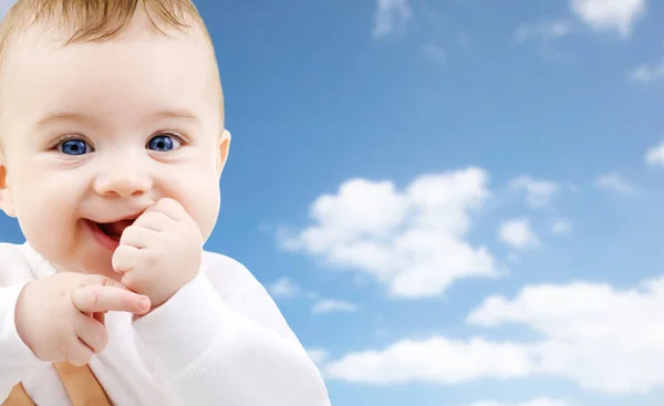 Gros plan de doux petit bébé sur fond de ciel — Photo