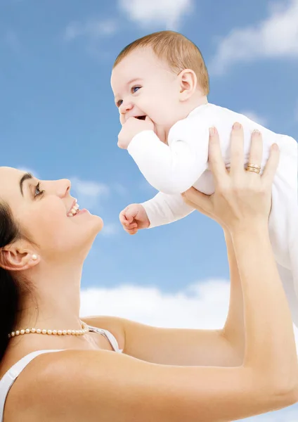 Gelukkig moeder spelen met kleine babyjongen — Stockfoto