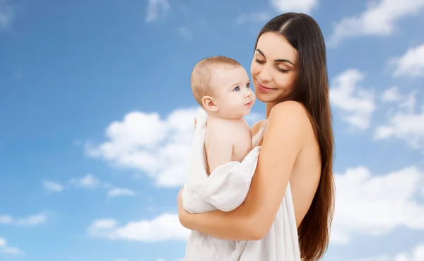 Anne ile bebek banyo havlusu gökyüzü arka plan üzerinde — Stok fotoğraf