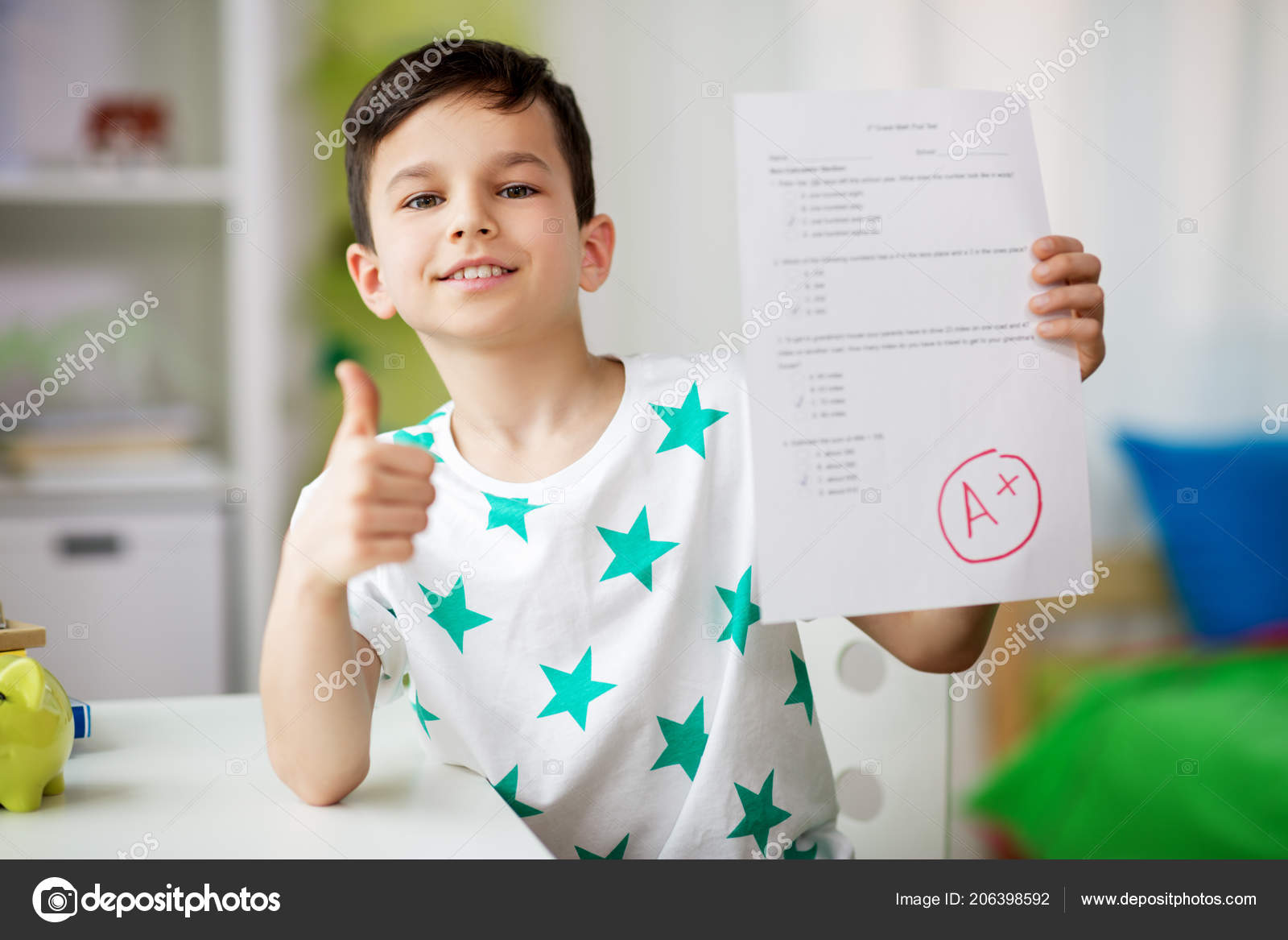 Foto de Notas Escolares Aluno Feliz Com Resultado De Exame Ou Teste Garoto  Segurando Boletim Com Nota 6 Foto De Desenho De Mão Colorido e mais fotos  de stock de Costas - iStock