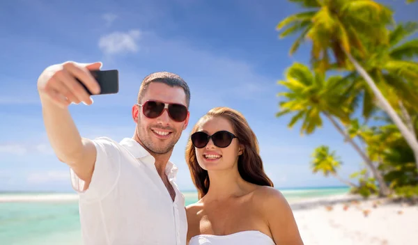 Para co selfie przez smartfon na plaży — Zdjęcie stockowe