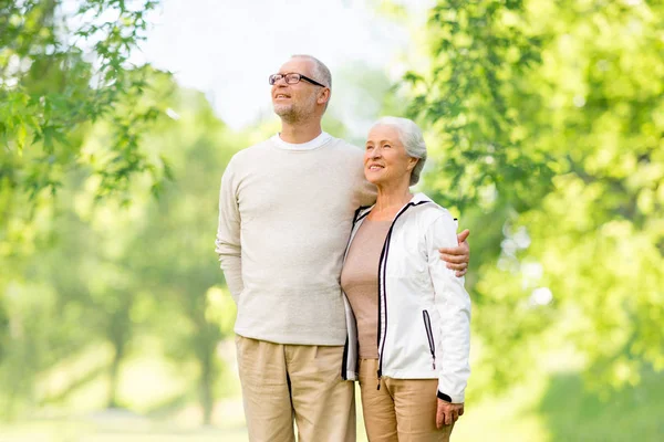 Senior para przytulanie ponad tło naturalne — Zdjęcie stockowe