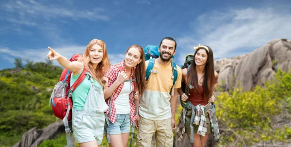Friends with backpacks over seychelles island — Stock Photo, Image