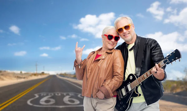 Äldre par med elgitarr över route 66 — Stockfoto