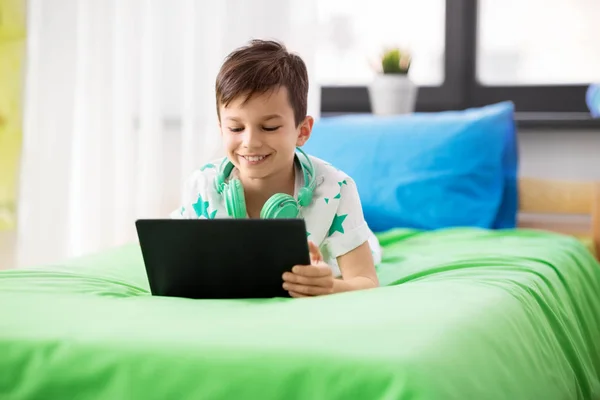 Chłopiec z komputera typu tablet pc, gra w domu — Zdjęcie stockowe