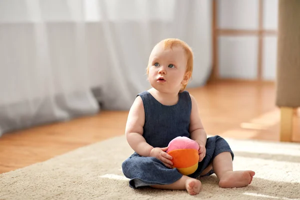 Güzel kızıl saçlı bebek oyuncak top evde kızla — Stok fotoğraf