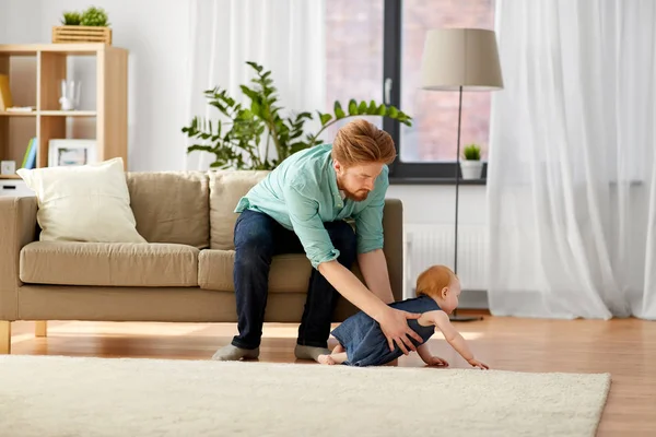 Padre feliz con la niña en casa — Foto de Stock