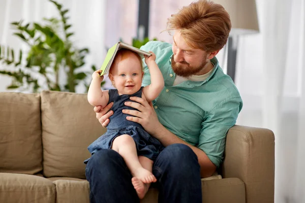 Padre e hija jugando con el libro en casa — Foto de Stock