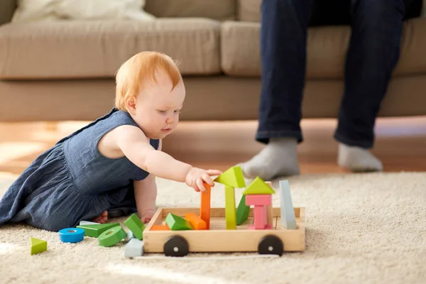 Ruiva bebê menina brincando com blocos de brinquedo em casa — Fotografia de Stock