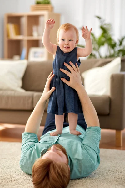 Szczęśliwy ojciec z małym dzieckiem dziewczyna w domu — Zdjęcie stockowe