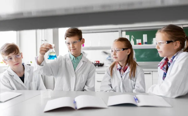 Dzieci z probówki, studiował chemię w szkole — Zdjęcie stockowe