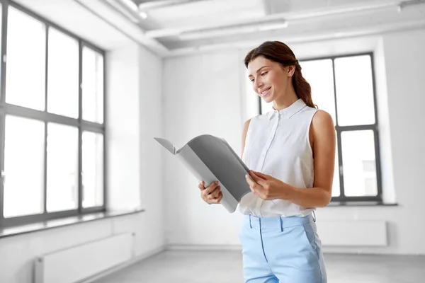 Businesswoman or realtor with folder at office — Stock Photo, Image