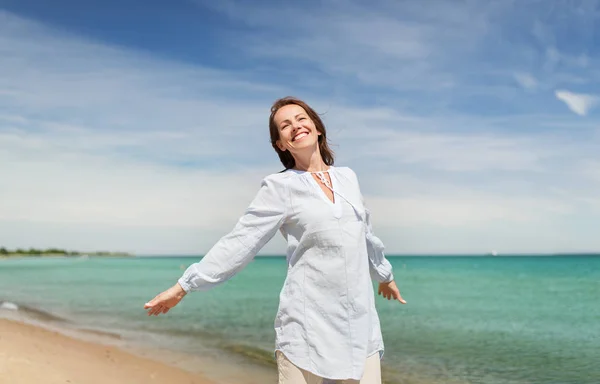 Yaz plaj üzerinde mutlu gülümseyen kadın — Stok fotoğraf