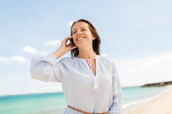 Ευτυχισμένη γυναίκα καλεί smartphone στην παραλία το καλοκαίρι — Φωτογραφία Αρχείου