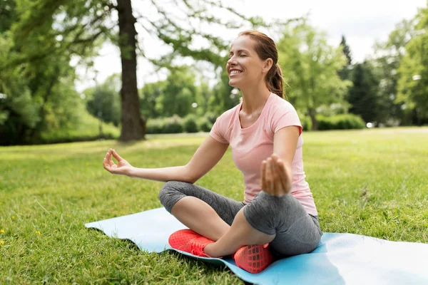 Glückliche Frau meditiert im Sommerpark — Stockfoto