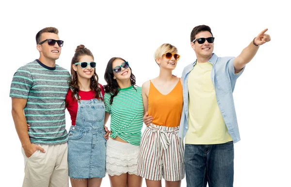 Freunde mit Sonnenbrille vor weißem Hintergrund — Stockfoto