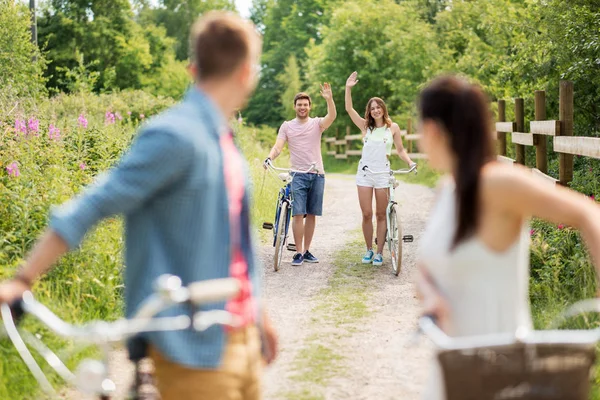 Happy přátelé s pevnou ozubené kola v létě — Stock fotografie