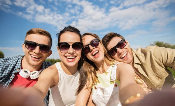 Happy friends taking selfie outdoors in summer — Stock Photo, Image