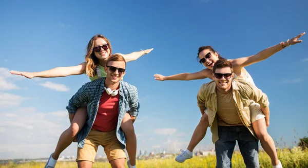 Happy dospívající přátelé baví v létě — Stock fotografie