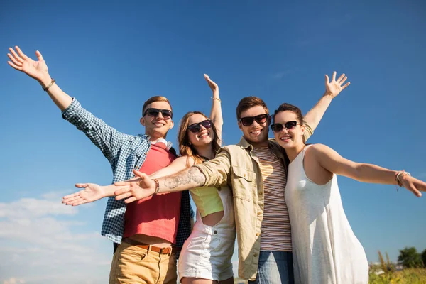 Feliz adolescente amigos al aire libre en verano — Foto de Stock