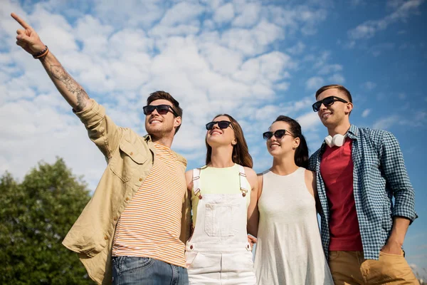 Amigos felices mirando algo al aire libre —  Fotos de Stock