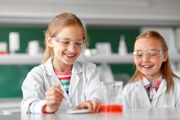 Niños haciendo experimentos químicos en el laboratorio de la escuela — Foto de Stock