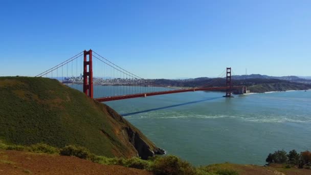 Vista del puente de la puerta dorada sobre la bahía de San Francisco — Vídeos de Stock