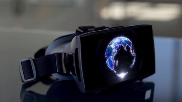 Vr-Headset mit 3D-Darstellung der Erde auf dem Bildschirm — Stockvideo
