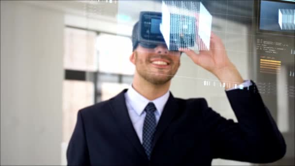 Hombre de negocios con auriculares vr y cubo en pantalla — Vídeos de Stock