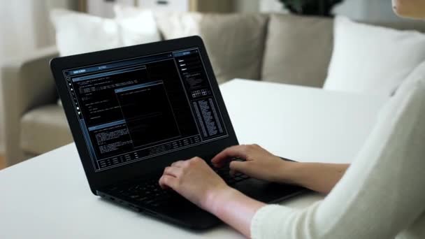 Женщина работает на виртуальных данных на ноутбуке — стоковое видео